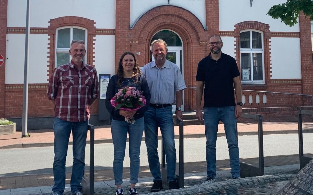 Gruppenfoto: C. Rickers (Personalrat) N. Terhorst T. Ahls (Bürgermeister) A. Rösen (stellv. FBL Soziales)