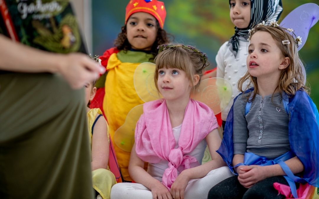 Vorlese- und Spielaktionen der Bücherei Alpen in den Herbstferien