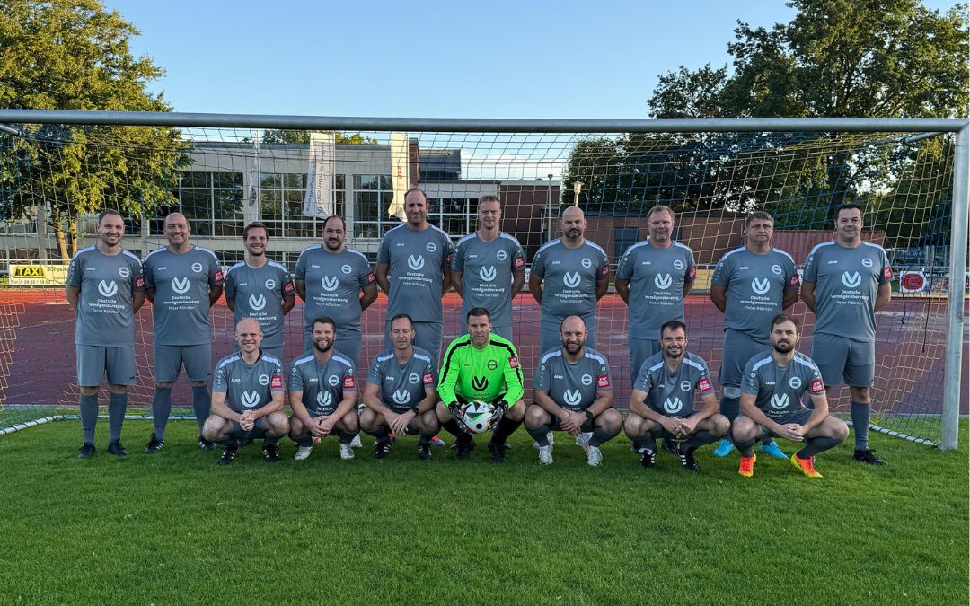 Neue Trikots für unsere Alt-Herren Mannschaft – danke, Peter Röhrken von der Deutschen Vermögensberatung!