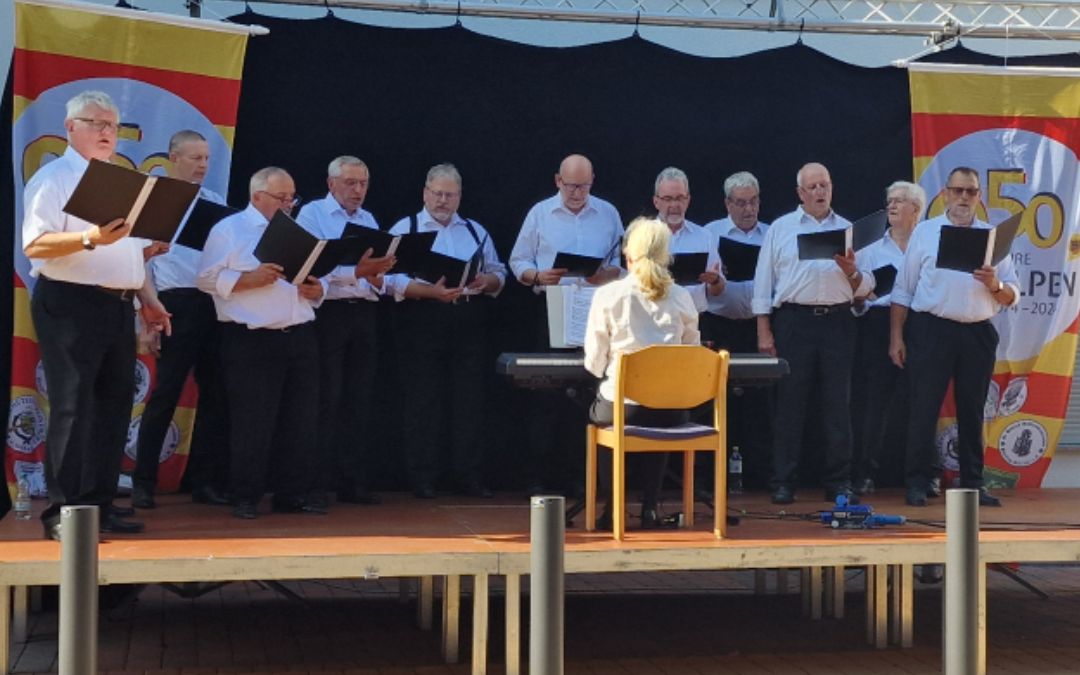 Opas singen mit ihren Enkelkindern …