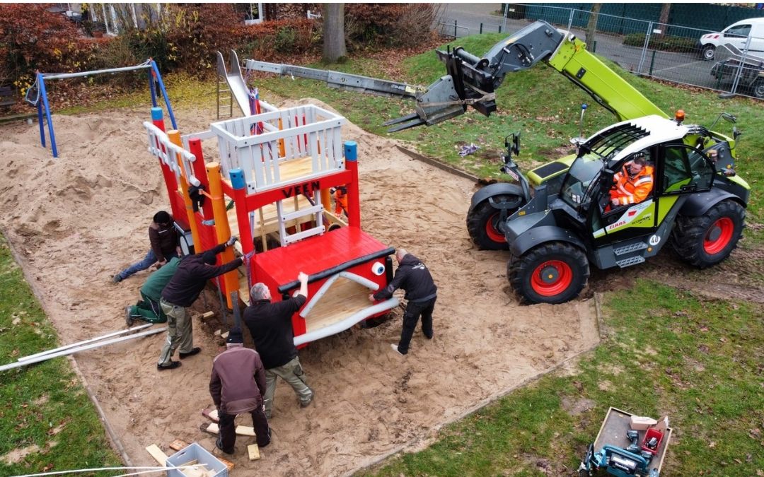 Neues Feuerwehr-Spielgerät in Veen: Handgefertigtes Kletterauto schwebt an seinen Platz