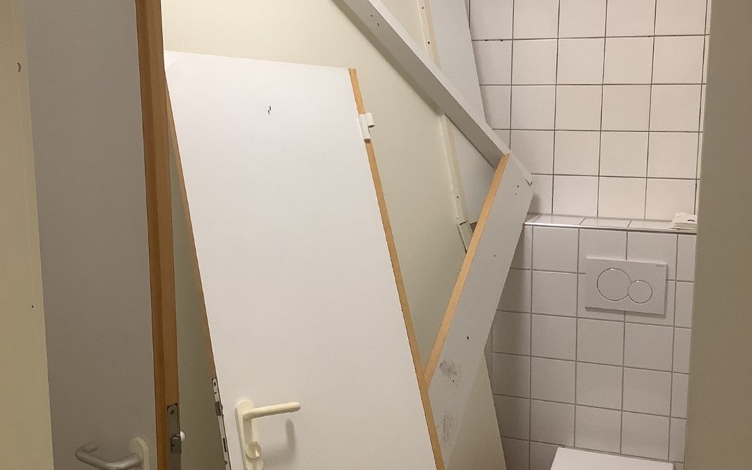 Wiederholte Beschädigungen an öffentlichen Toilettenanlagen