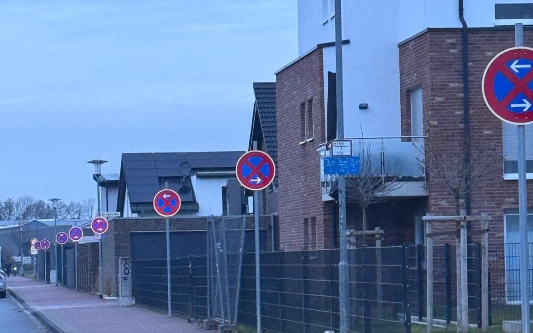 Warum auf der Von-Dornik-Straße so viele Schilder stehen