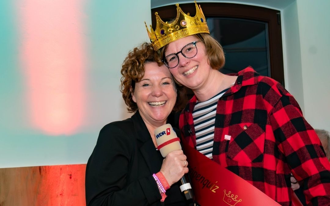 Steffi Neu krönt Monika Poen zu Alpens Quizkönigin