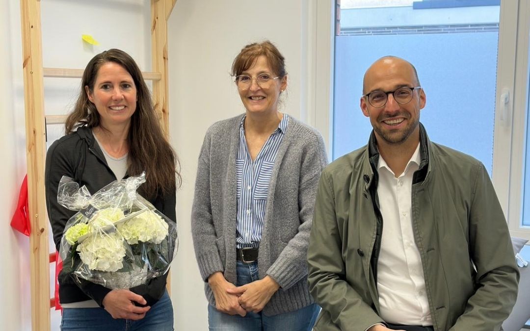 Bürgermeister Ludger Staymann begrüßt Ergotherapiepraxis Veronika Fuß in Alpen