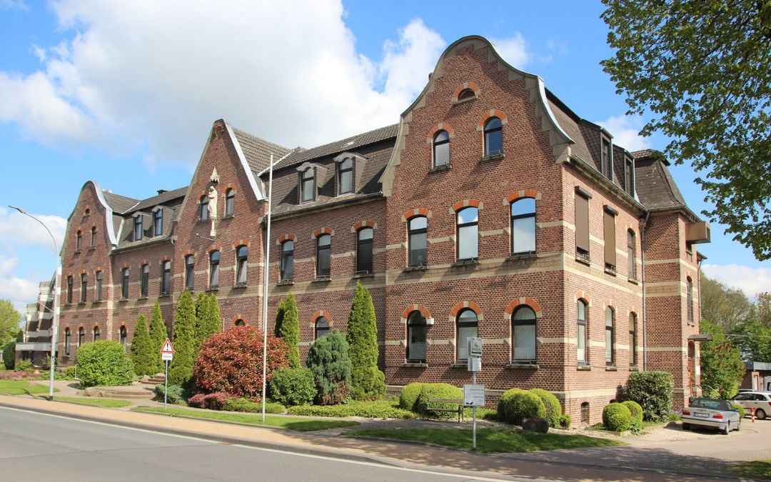 Maisingen in Alpen 2026: Tradition, Musik und Big-Band-Sound vor dem Marienstift