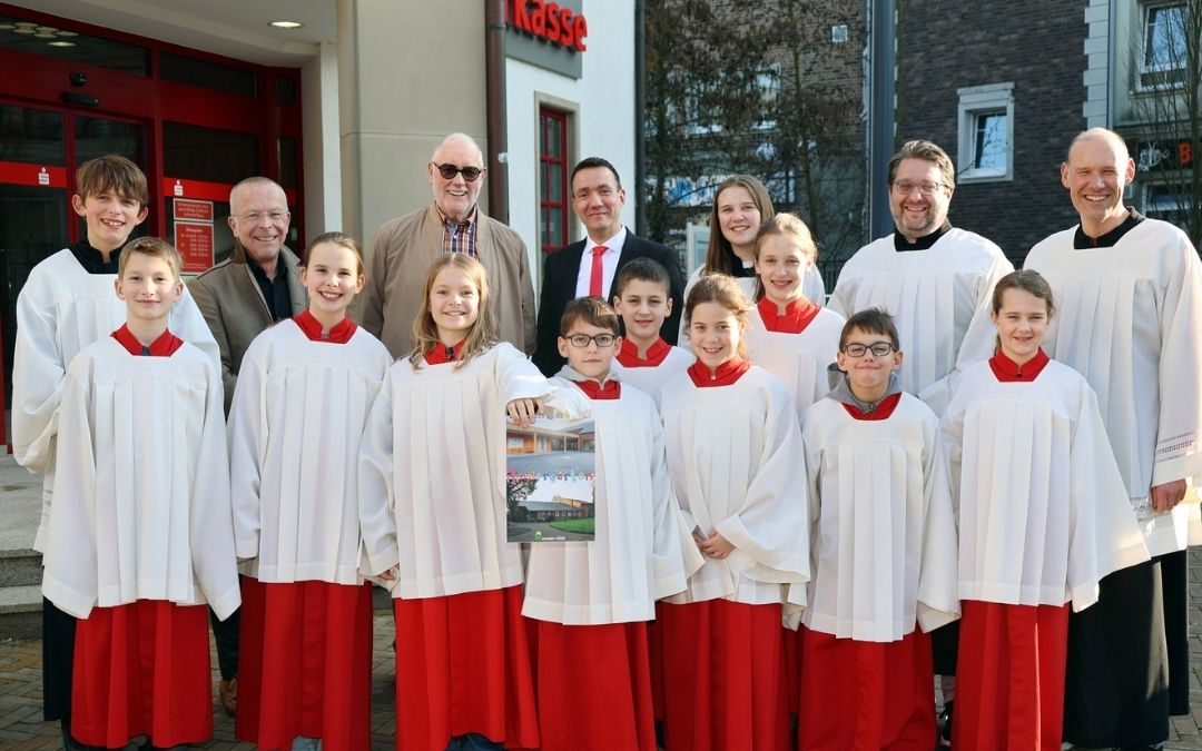 Hans-Josef Angenendt und Sparkasse übergaben Spende 1.500 Euro für Menzelener Messdiener