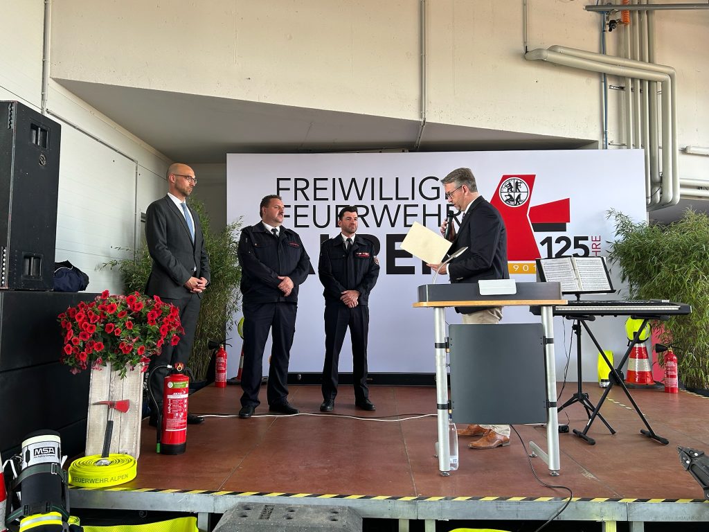 Uebergabe Urkunde durch Landrat Ingo Brohl