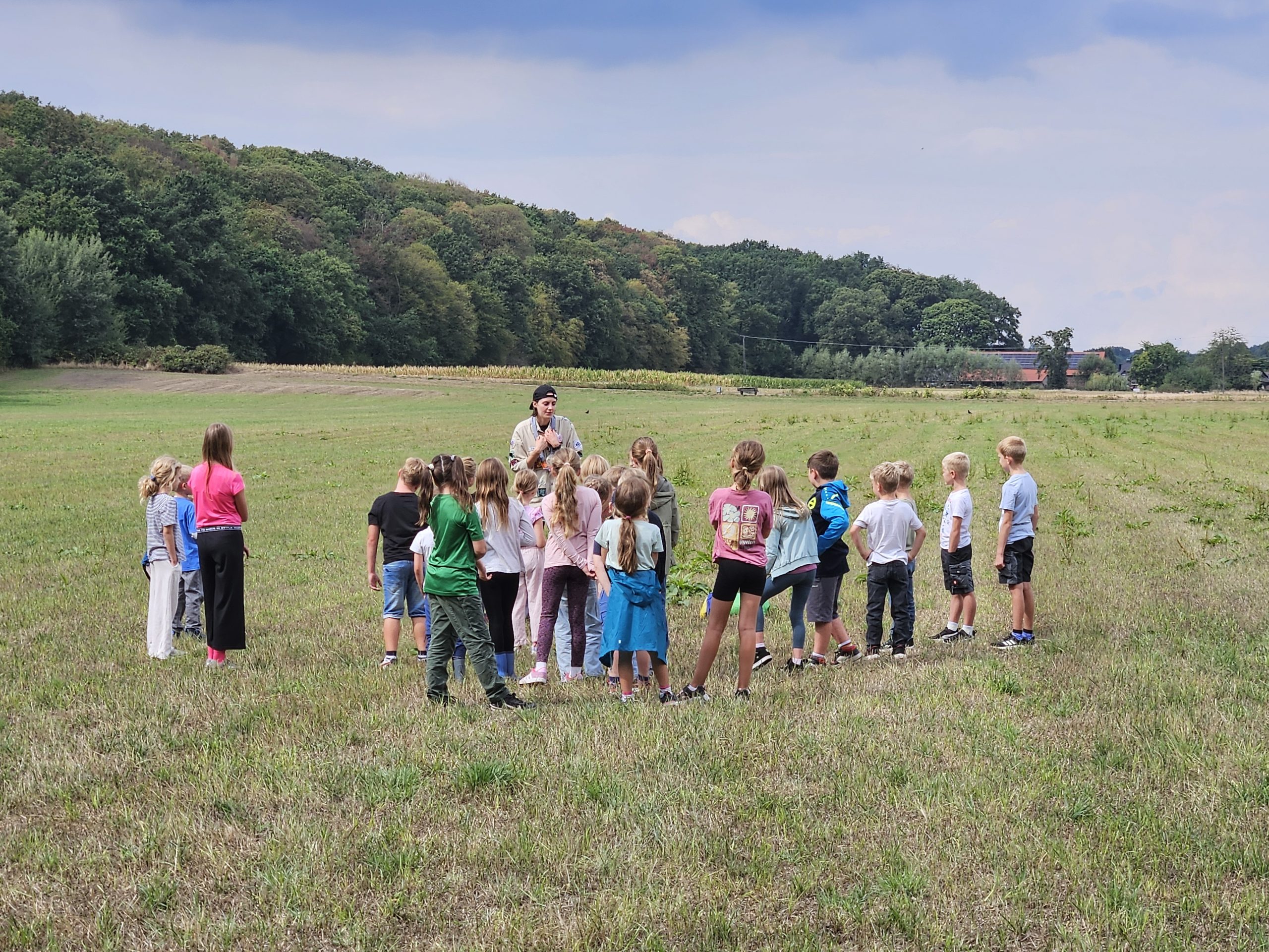 Ferienprogramm Pfadfinder erklären den jungen Bescuhern die Natur