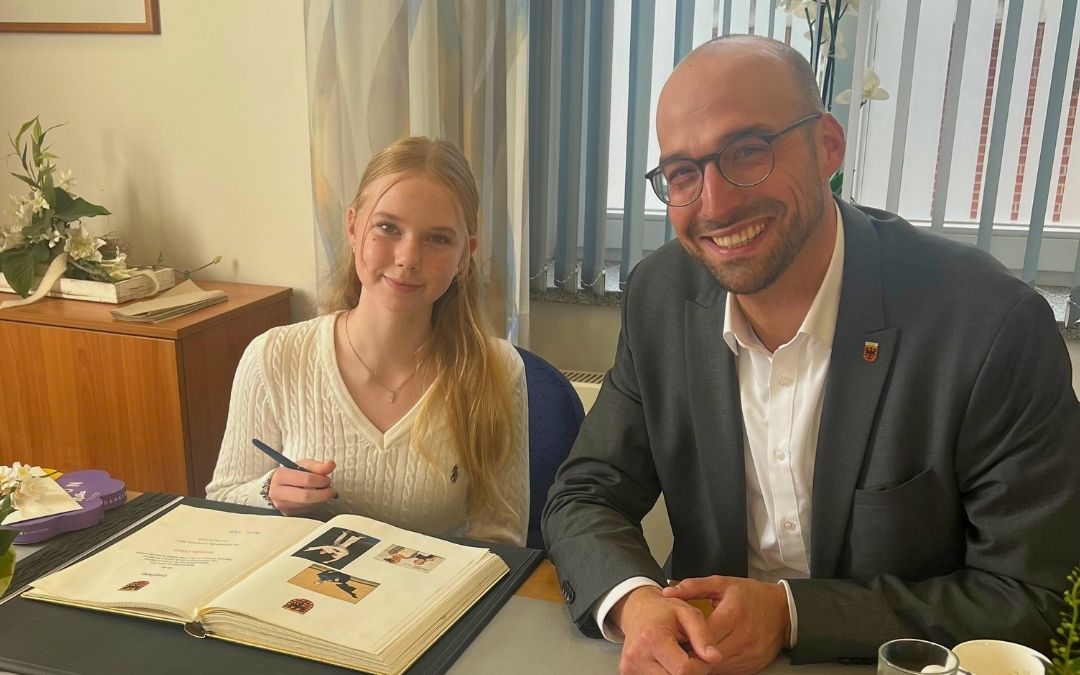 Eintrag ins goldene Buch der Gemeinde: Amelie Okon mit 13 Jahren Weltmeisterin im Tanzsport