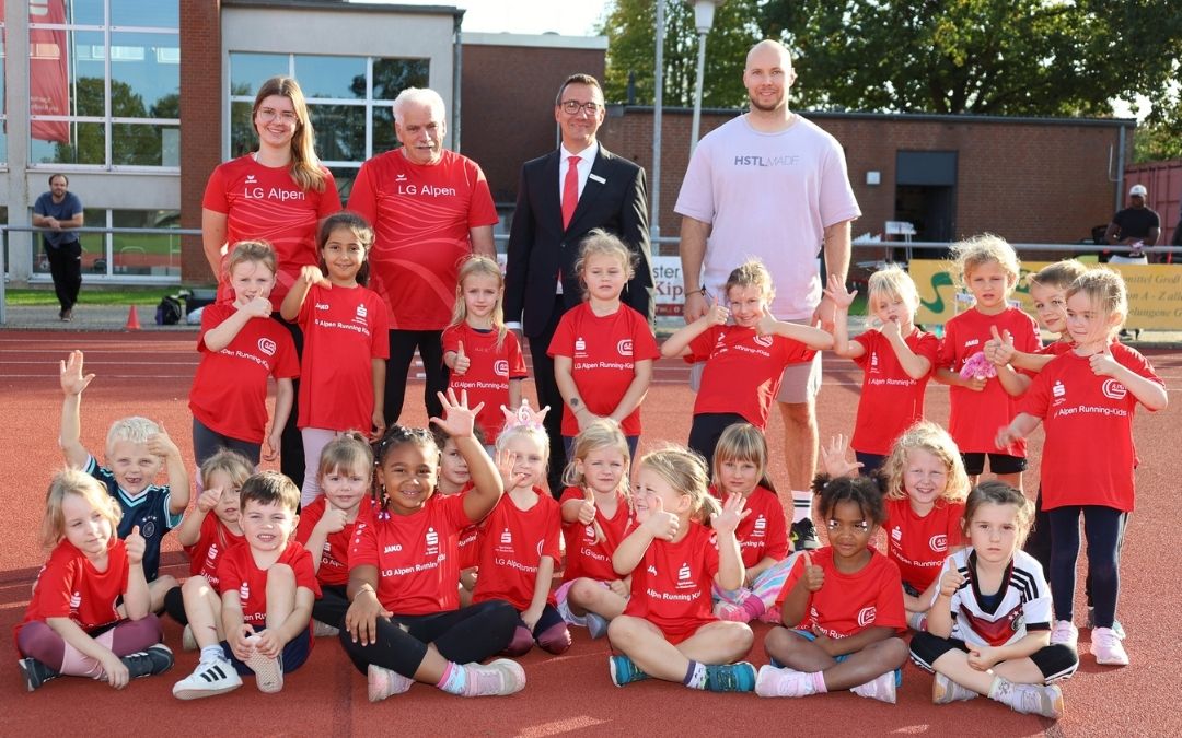 Sparkasse unterstützt die LG Alpen – Neue Shirts für 30 Running-Kids